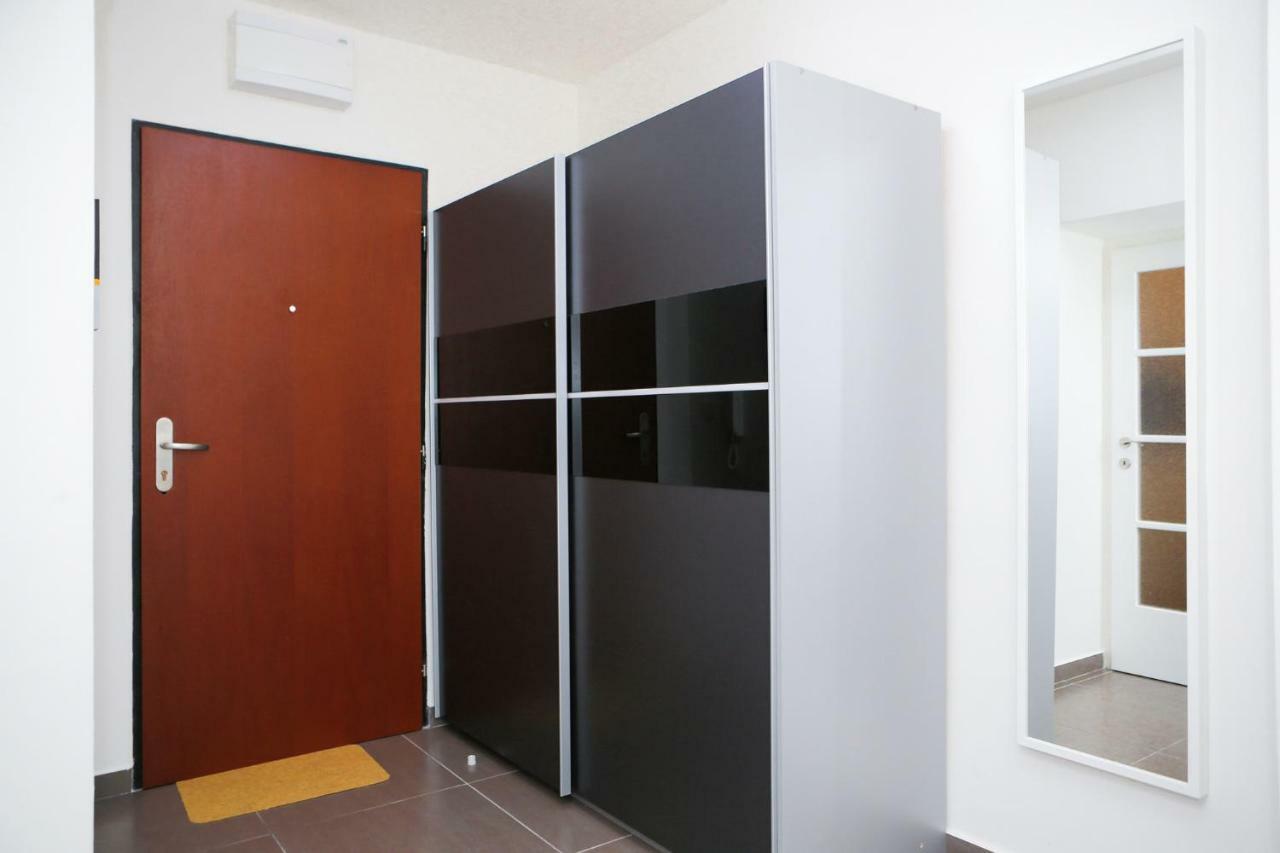 Yellow Apartment Few Steps From Metro Praha Bagian luar foto