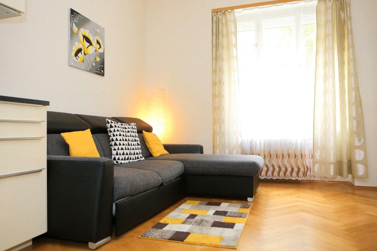 Yellow Apartment Few Steps From Metro Praha Bagian luar foto