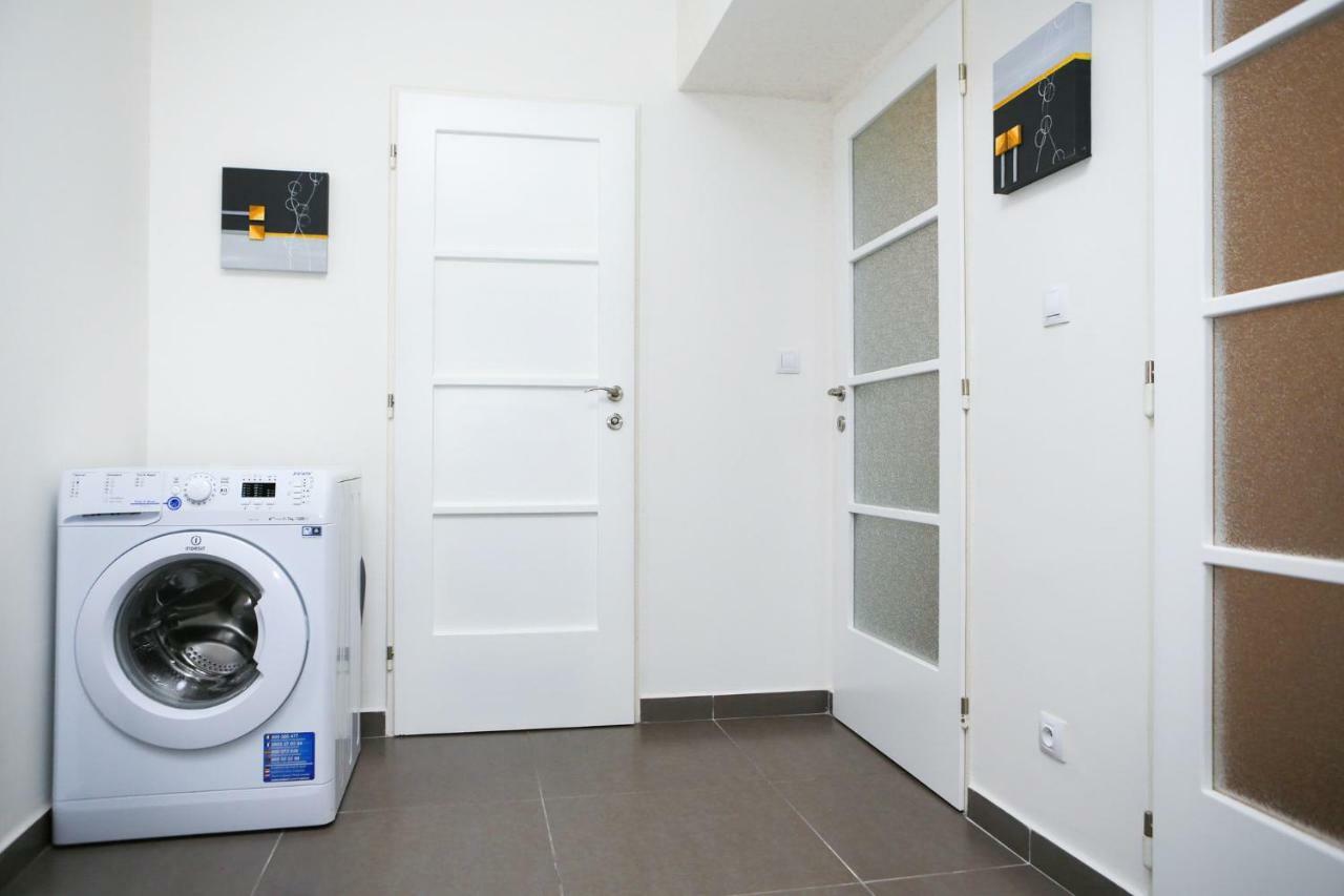 Yellow Apartment Few Steps From Metro Praha Bagian luar foto