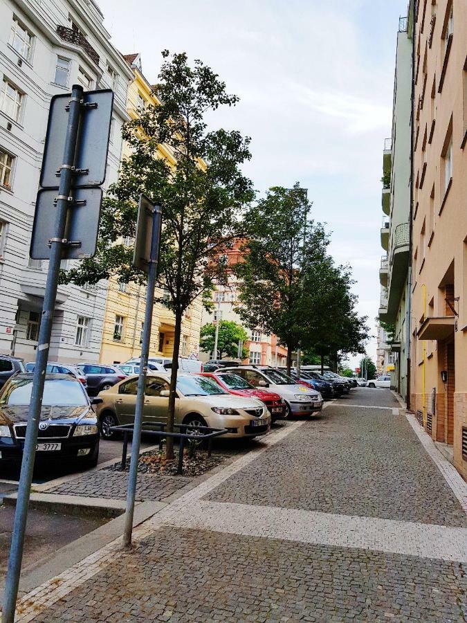 Yellow Apartment Few Steps From Metro Praha Bagian luar foto