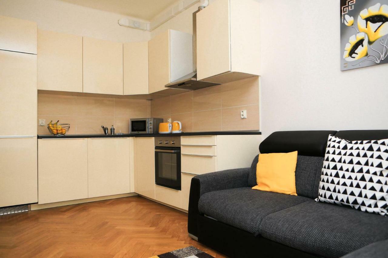 Yellow Apartment Few Steps From Metro Praha Bagian luar foto
