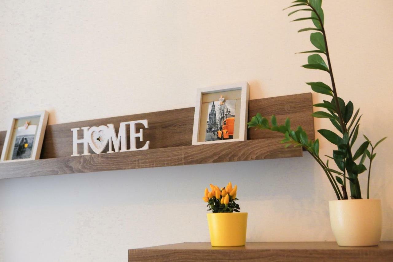 Yellow Apartment Few Steps From Metro Praha Bagian luar foto