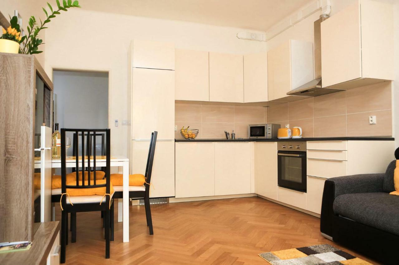 Yellow Apartment Few Steps From Metro Praha Bagian luar foto