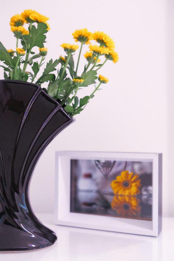 Yellow Apartment Few Steps From Metro Praha Bagian luar foto