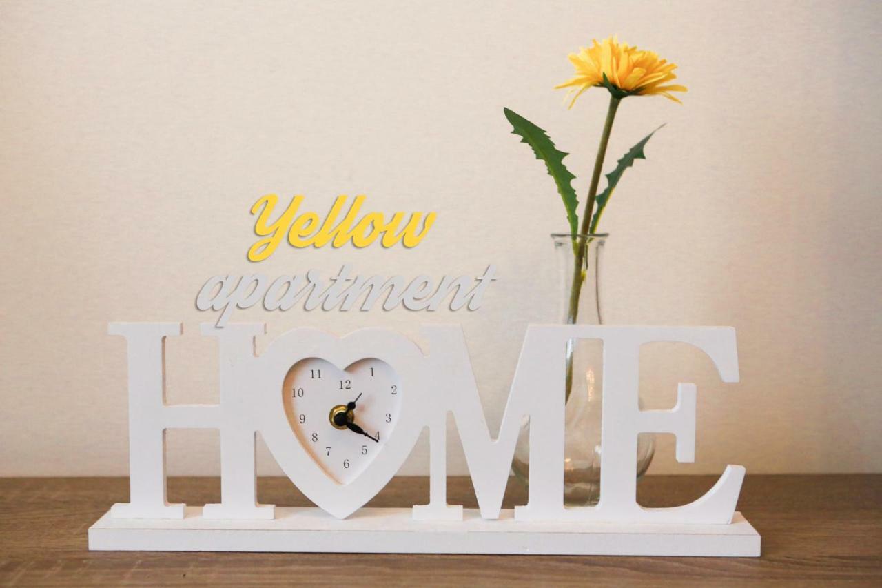 Yellow Apartment Few Steps From Metro Praha Bagian luar foto