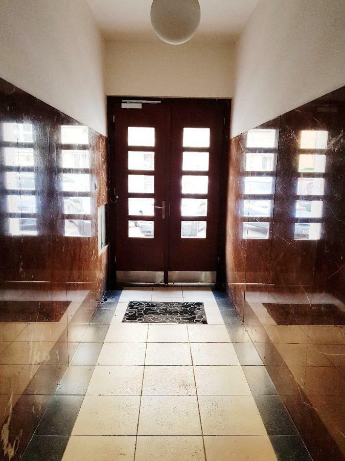 Yellow Apartment Few Steps From Metro Praha Bagian luar foto