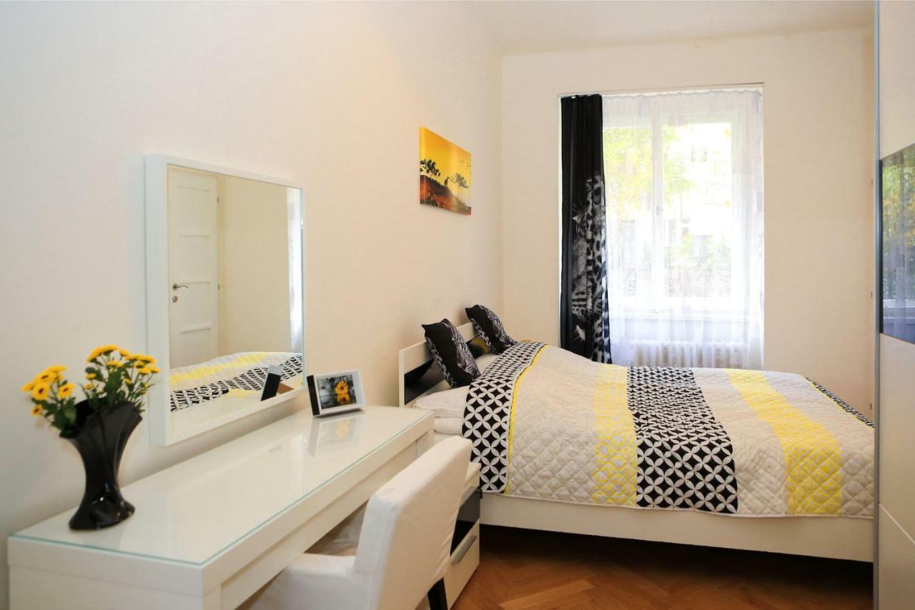 Yellow Apartment Few Steps From Metro Praha Bagian luar foto