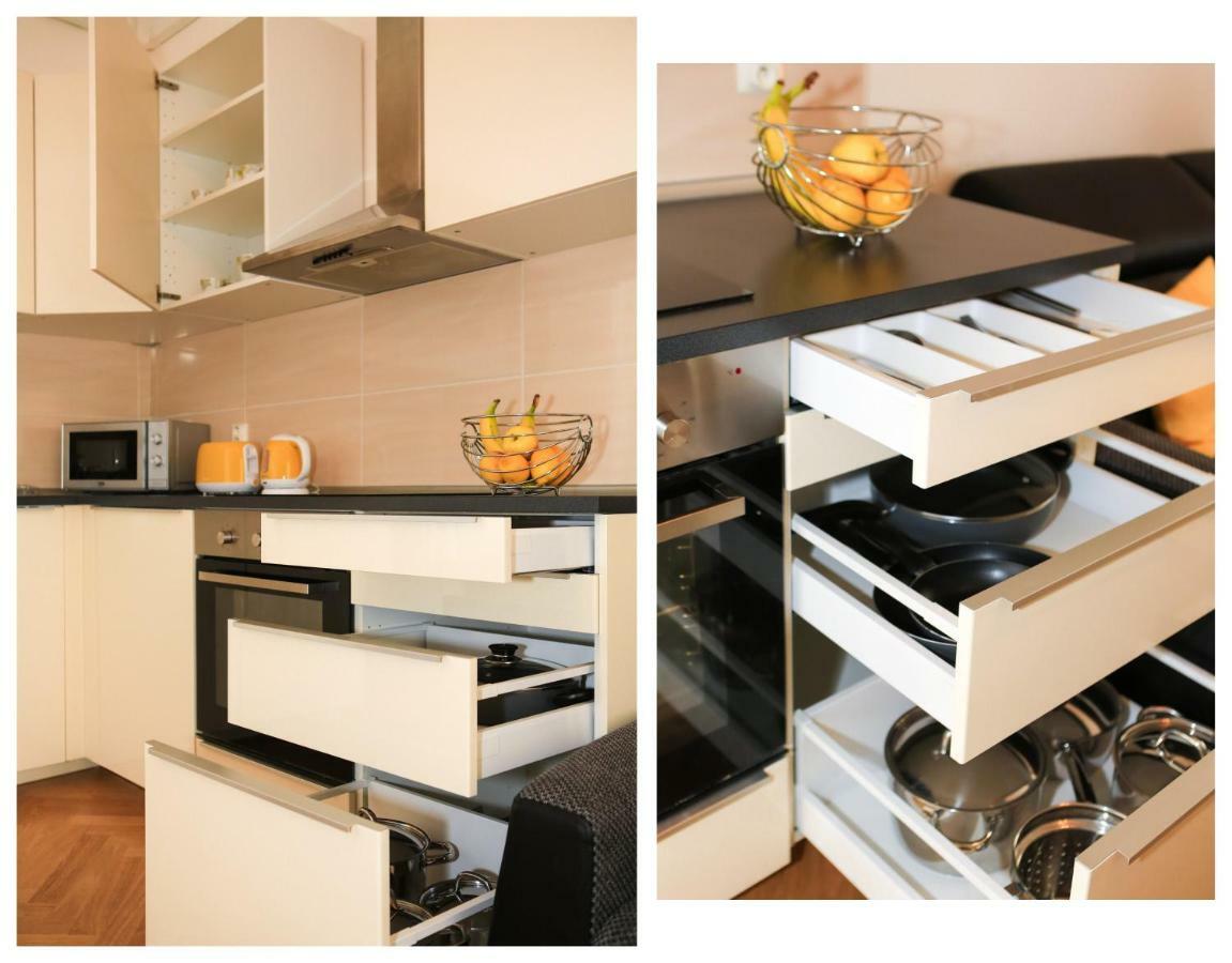 Yellow Apartment Few Steps From Metro Praha Bagian luar foto